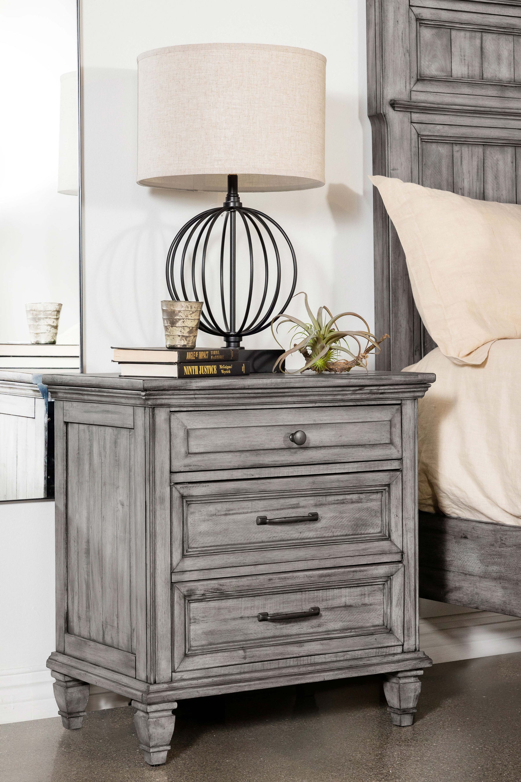 Avenue 3-drawer Rectangular Nightstand with Dual USB Ports Grey Half Price Furniture